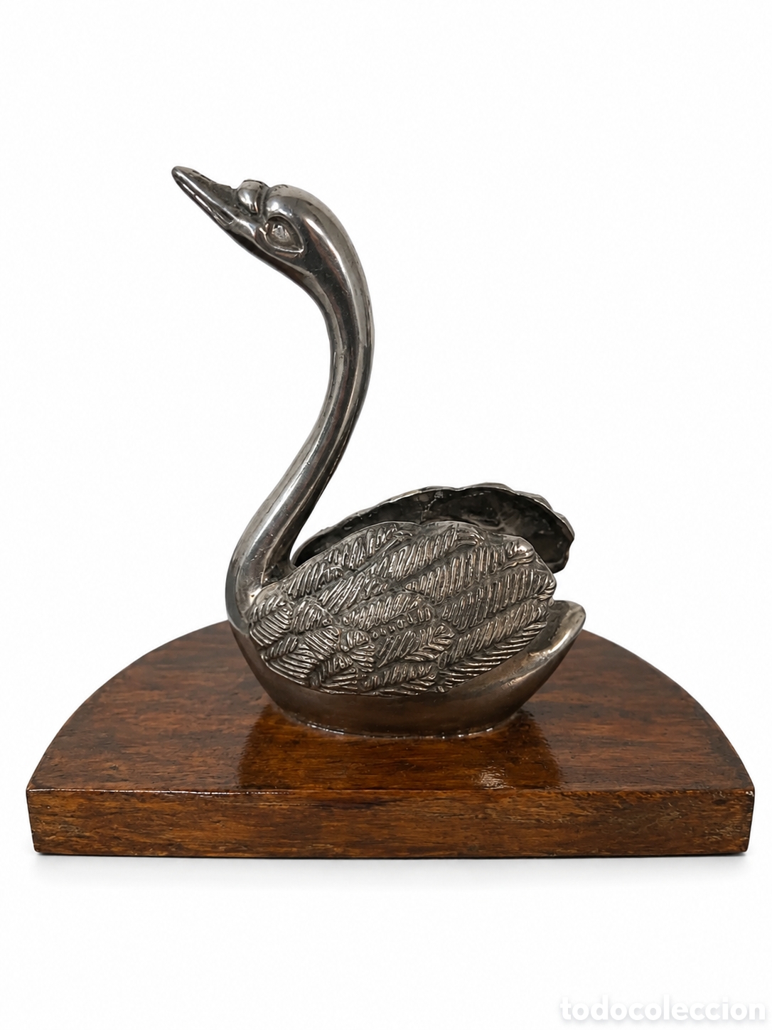 Antig&uuml;edades: Figura decorativa de cisne sobre base de madera. Elegante dise&ntilde;o cl&aacute;sico en metal de color plateado.