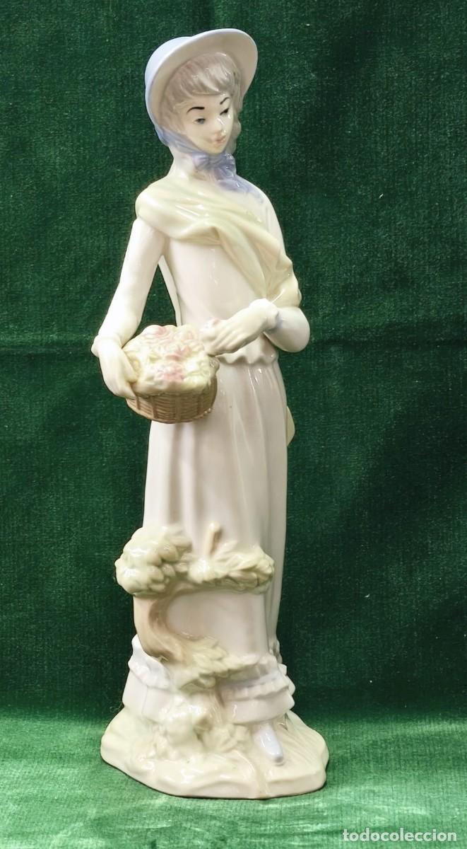 Antig&uuml;edades: Figura en porcelana. Dama con cesta de flores.