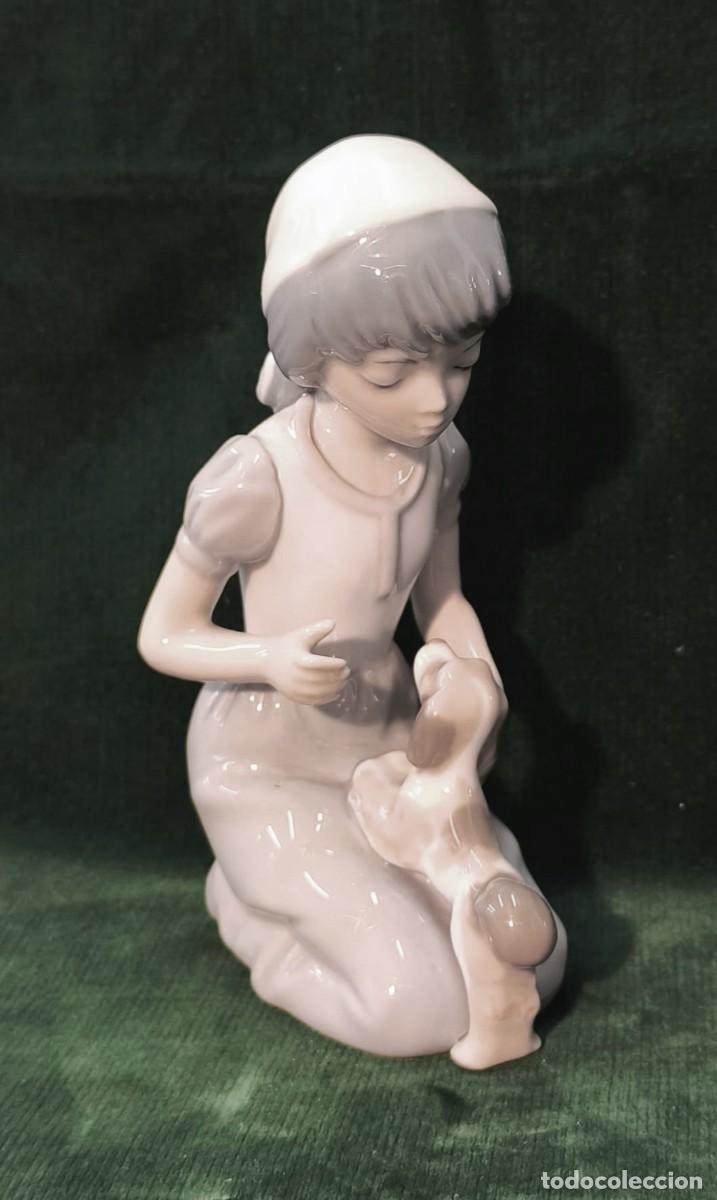 Antig&uuml;edades: Figura en porcelana Casades. Ni&ntilde;a con perrito.