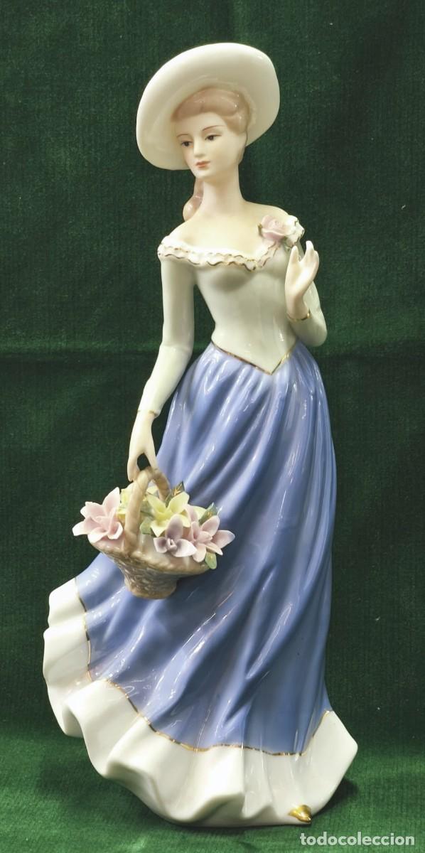 Antig&uuml;edades: Figura en porcelana. Dama con sombrero y cesta de flores.