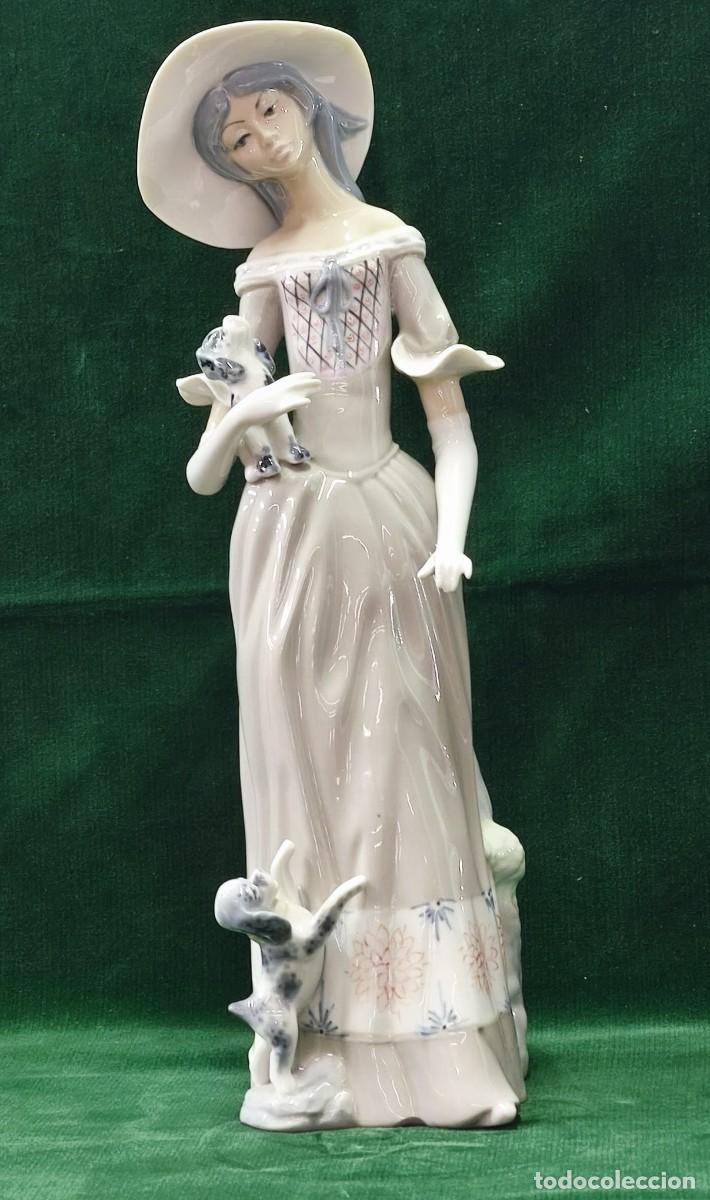 Oggetti Antichi: Figura en porcelana Casades. Dama con perritos.