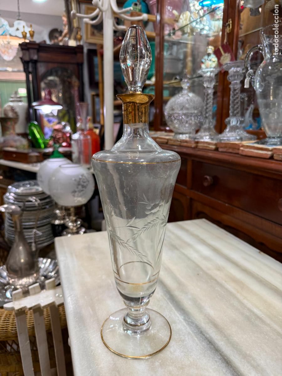 Antig&uuml;edades: ANTIGUA Y PRECIOSA BOTELLA DE CRISTAL CON PERFILES EN ORO FINO - MEDIDA TOTAL 42 CM