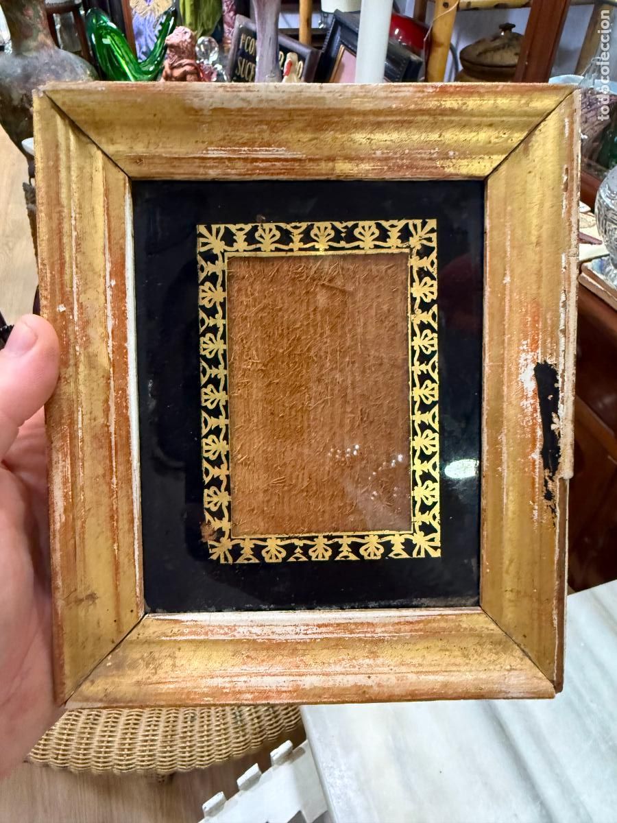 Antig&uuml;edades: ANTIGUO MARCO PORTAFOTO DE MADERA Y ORO FINO CON CRISTAL PINTADO - MEDIDA TOTAL 19X16 E INTERIOR 9X6