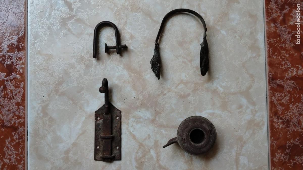 Antig&uuml;edades: CERROJO.-CANDIL.-LOTE DE 4 HIERROS ANTIGUOS.
