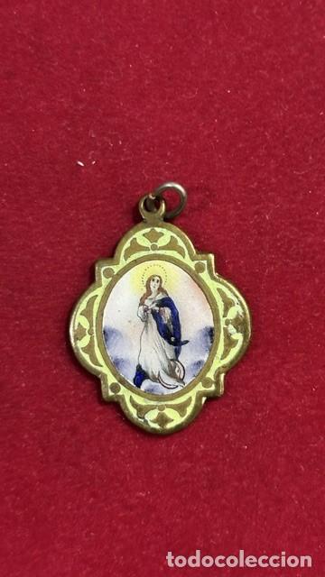 Antig&uuml;edades: Medalla Inmaculada Concepci&oacute;n hecha con esmalte en laton, principios siglo XX 3x2,3 4,8 grs