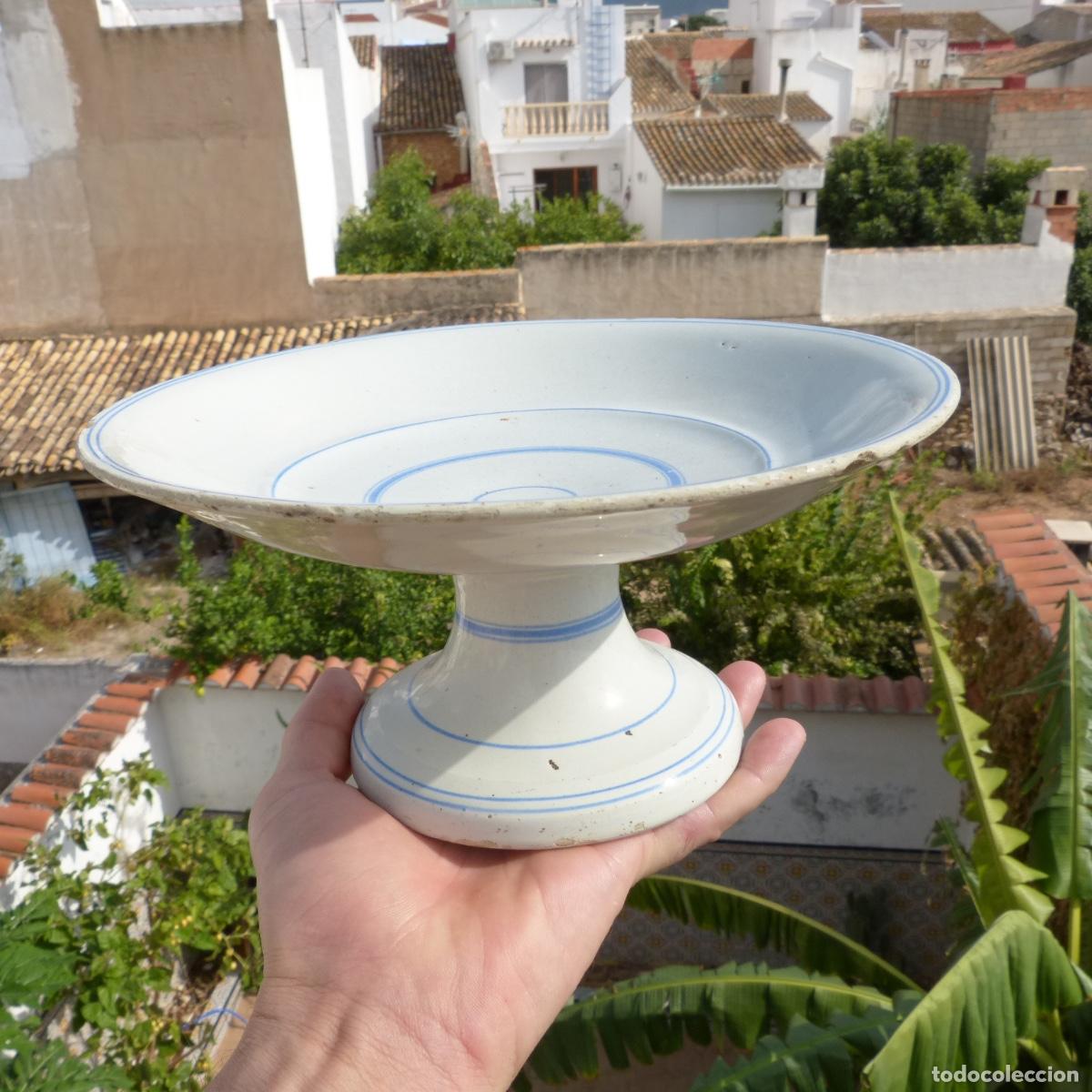 Oggetti Antichi: Antigua salvilla de ceramica esmaltada en blanco con circulos concentricos en azul, 694gr, 23x12cm