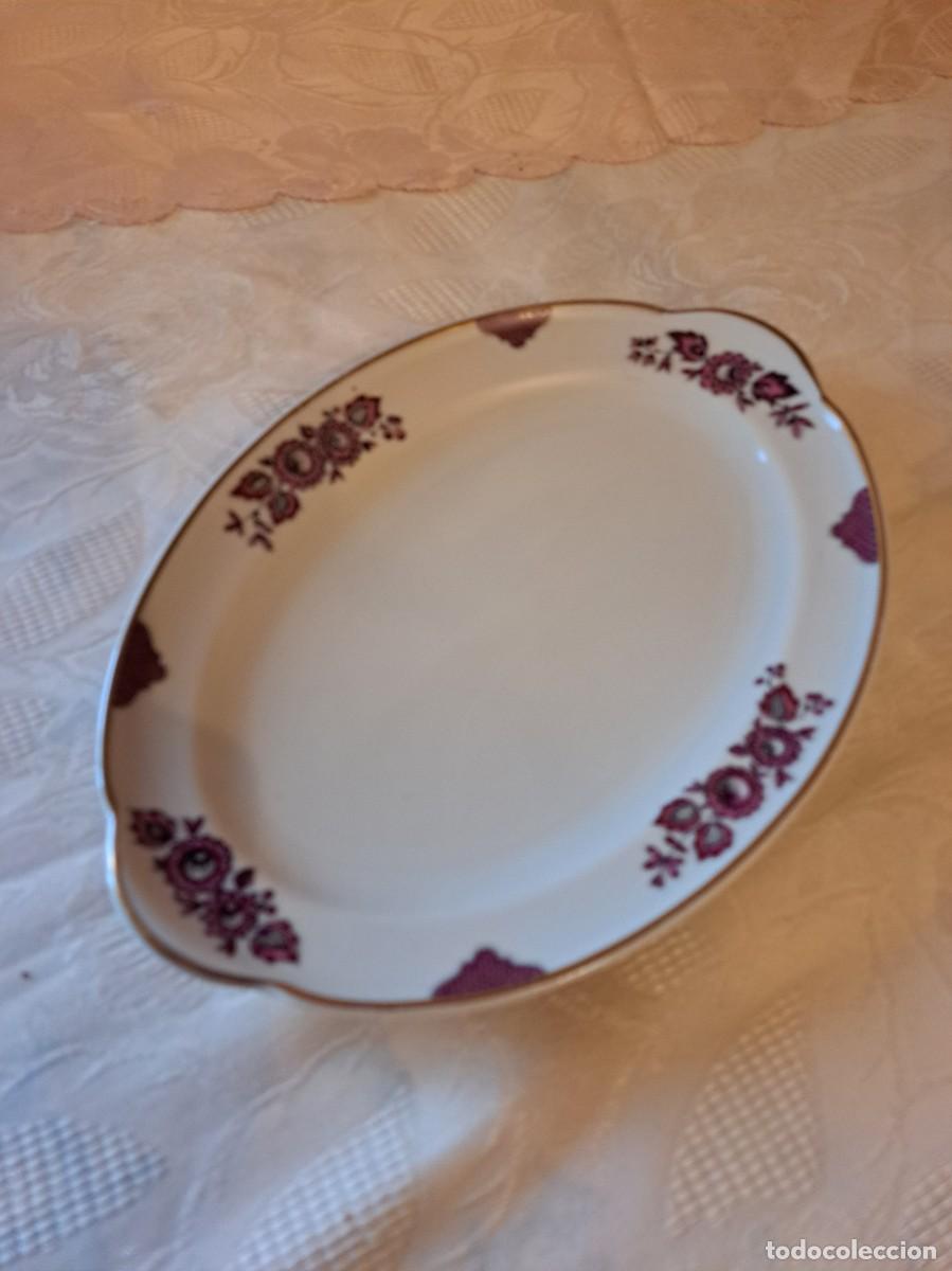 Antig&uuml;edades: Peque&ntilde;a bandeja oval de porcelana Langenthal Suisse, flores burdeos y filo dorado.