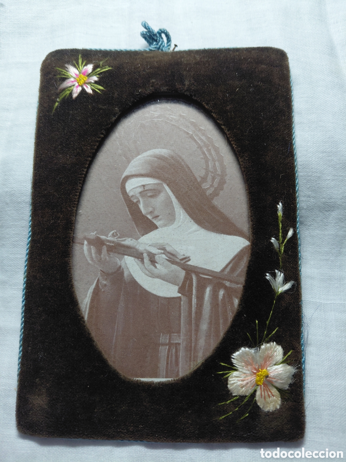 Antig&uuml;edades: ANTIGUO MARCO DE TERCIOPELO CON FLORES BORDADAS INTERIO FOTO DE SANTA RITA DE CASIA