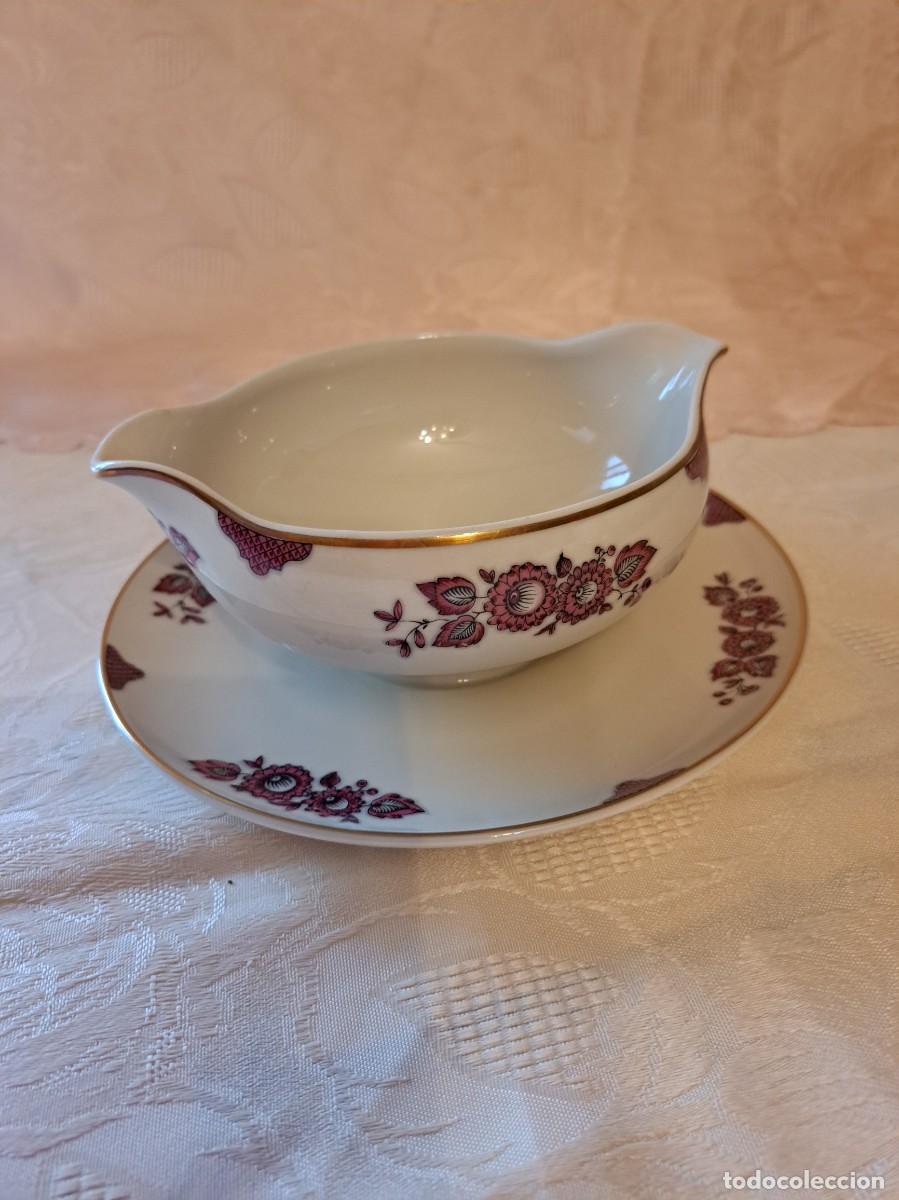 Antig&uuml;edades: Bonita salsera de porcelana Langenthal Suisse, flores burdeos y filo dorado.