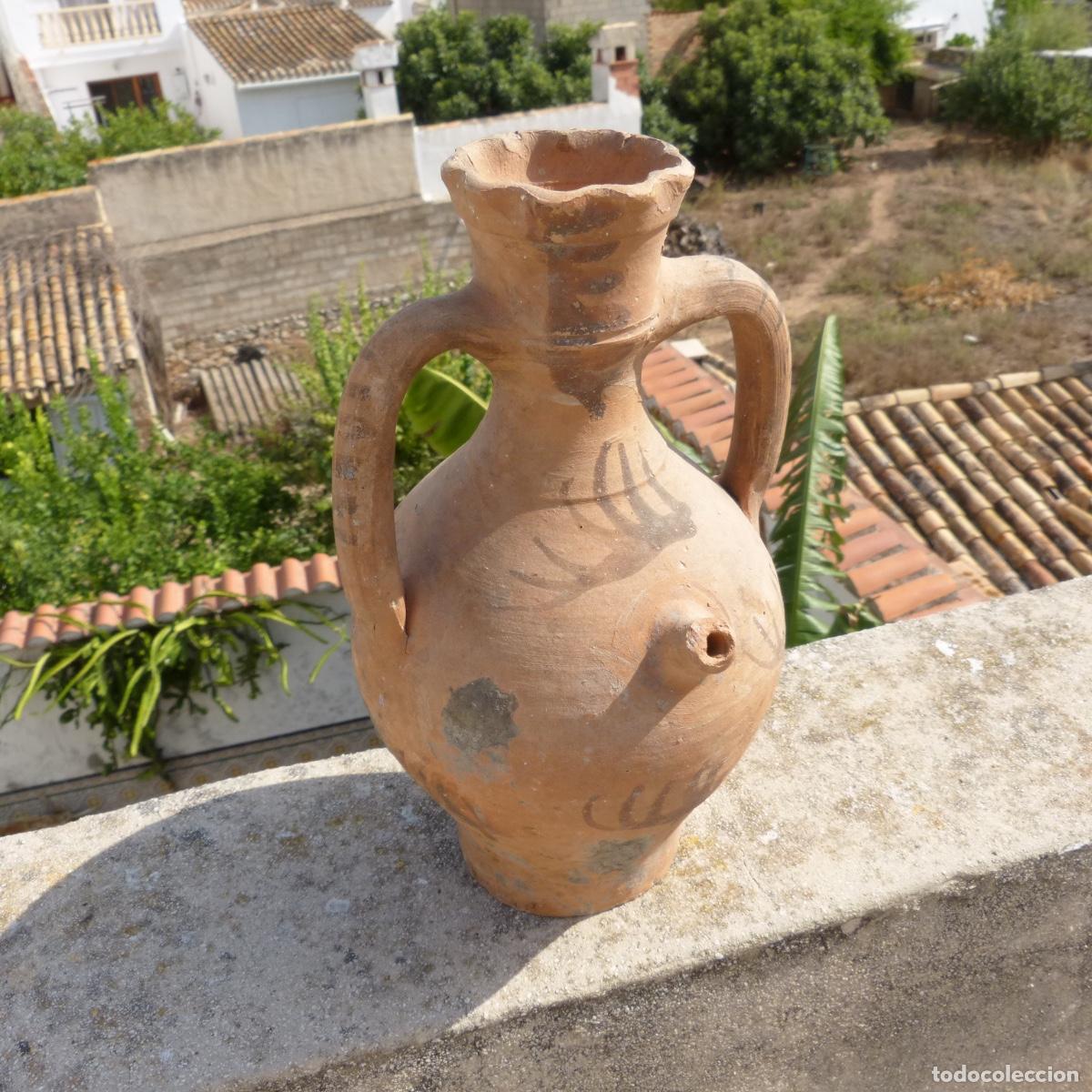 Antig&uuml;edades: Peque&ntilde;o botijo o cantaro del norte de castellon, sur tarragona, decorado ocres, 25cm, 1267gr.
