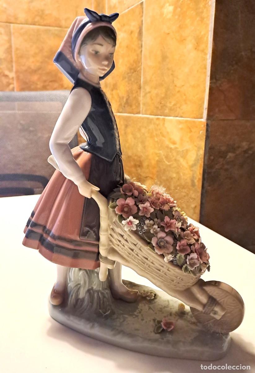 Antig&uuml;edades: FIGURA DE PORCELANA LLADR&Oacute; - UN BARRIL DE FLORES (ref. 1419),