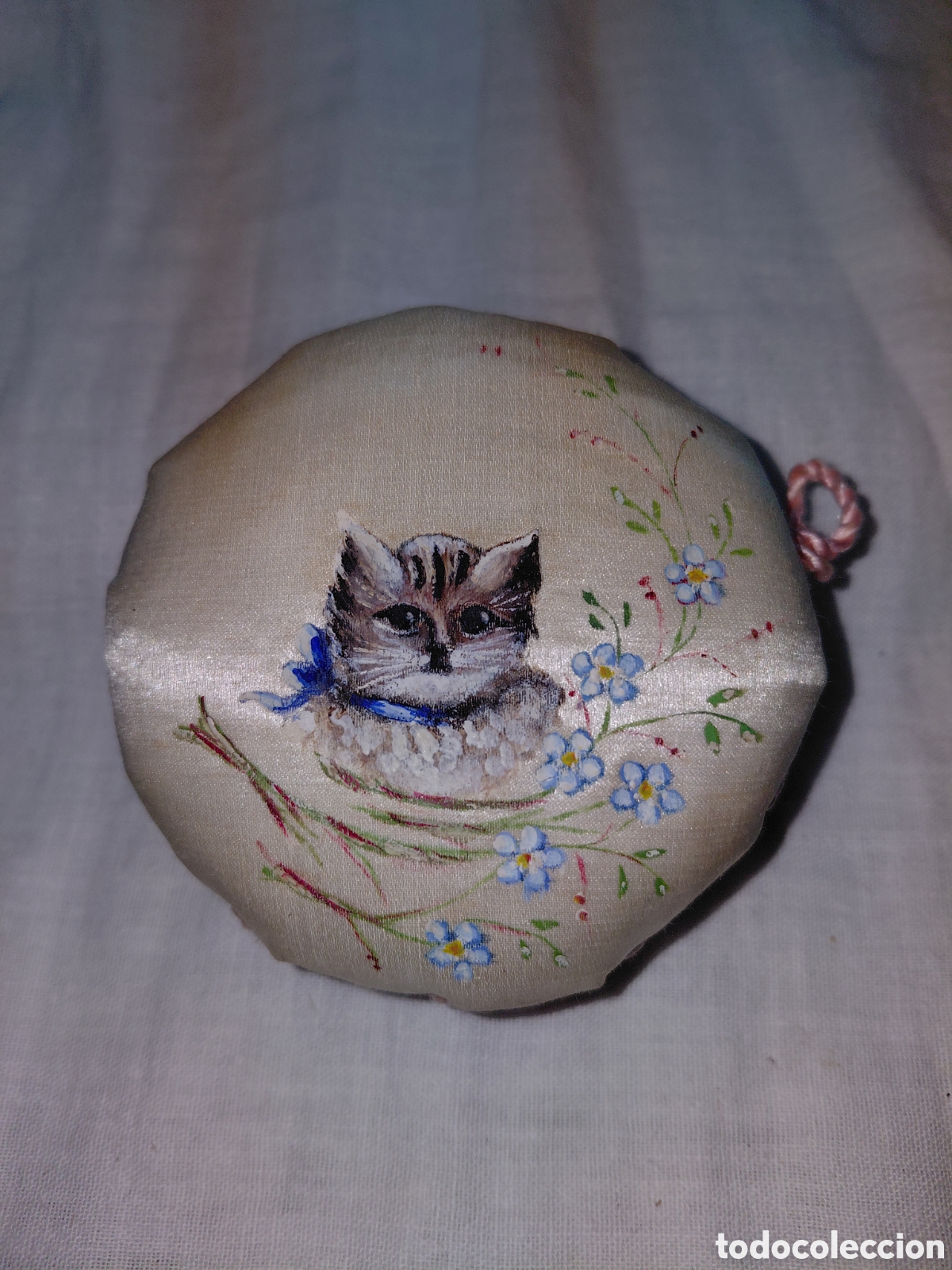 Antig&uuml;edades: ACERICO ALFILETERO ANTIGUO DE SEDA PINTADO A MANO GATO CON FLORES