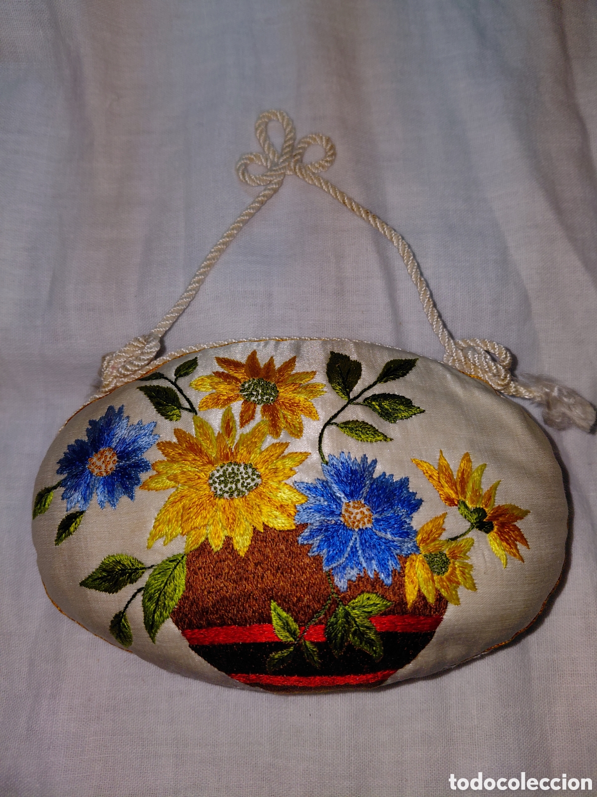 Antig&uuml;edades: ACERICO ALFILETERO ANTIGUO DE SEDA CON CESTO DE FLORES BORDADO