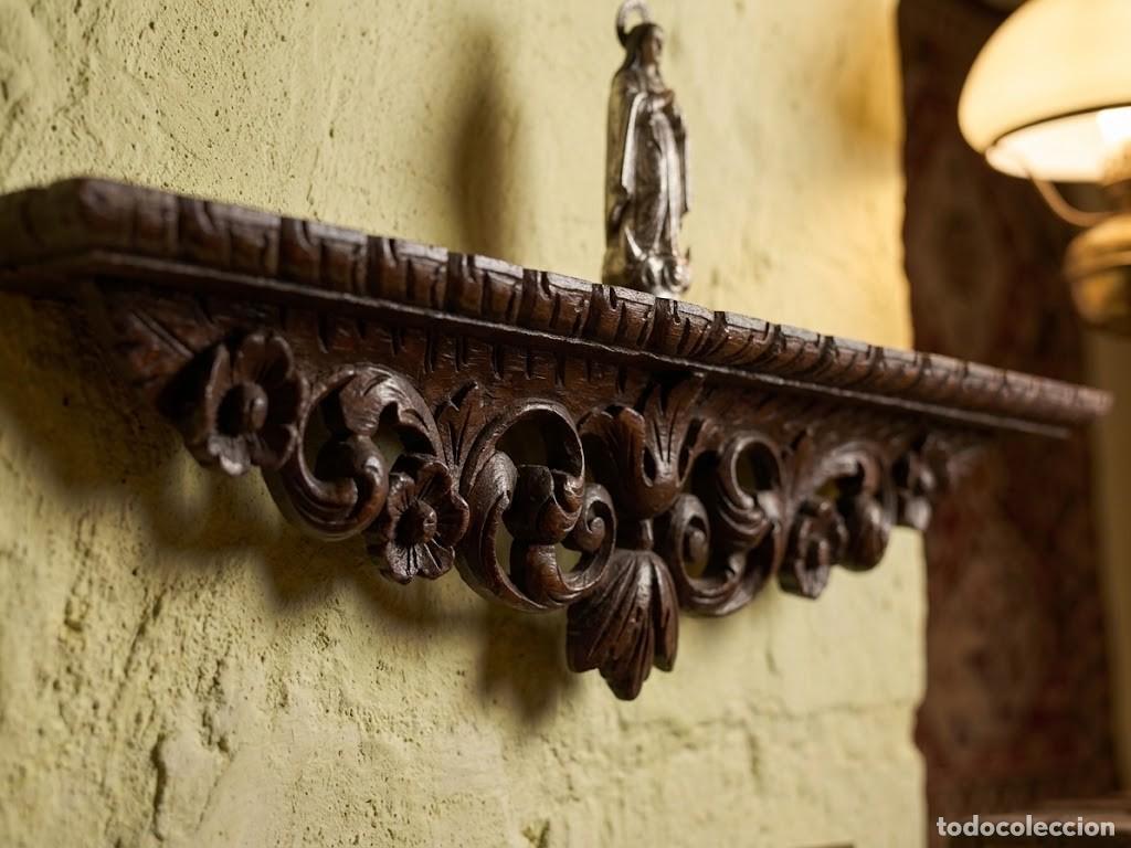 Antig&uuml;edades: Peana tallada en madera oscura &ndash; Antig&uuml;edad