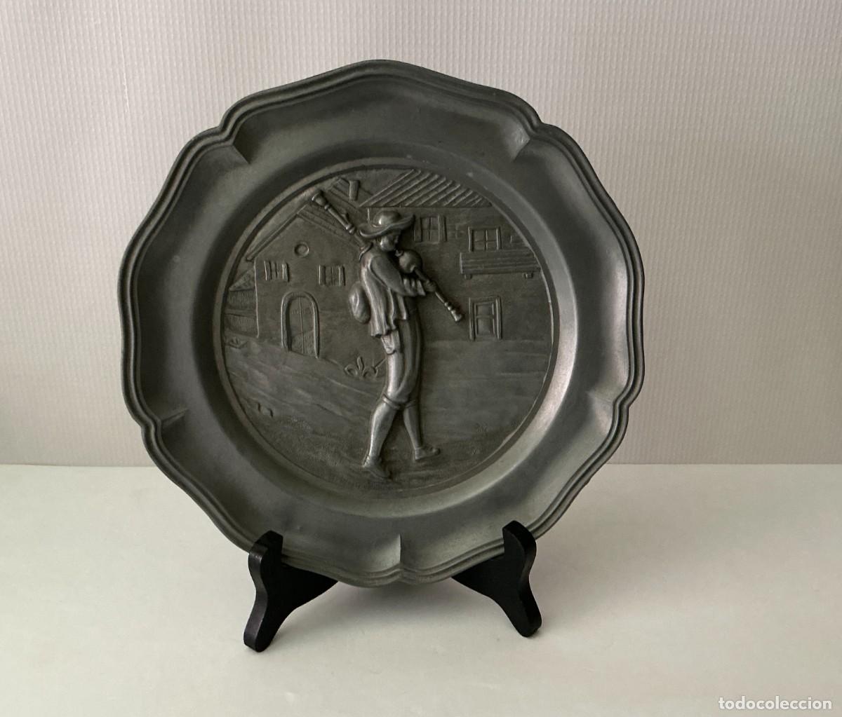 Antig&uuml;edades: Plato mural peltre Reinzinn 95/100 relieve m&uacute;sico gaitero alpino c. 1970 - 22 cm