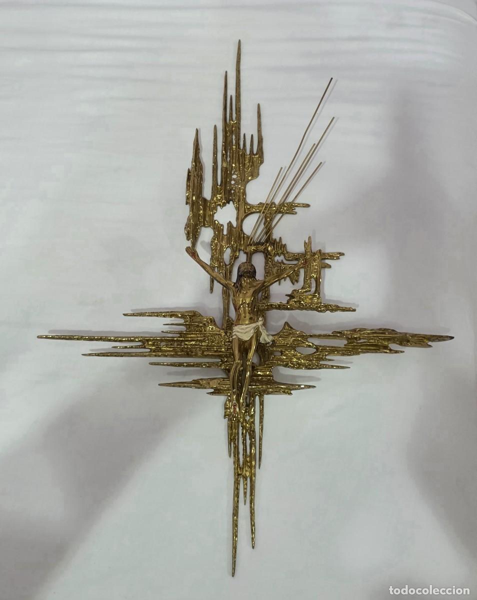 Antig&uuml;edades: ​Soberbio Crucifijo Brutalista en Bronce Dorado &ndash; Firmado JC &ndash; Arte Sacro Mid-Century (A&ntilde;os 60/70)