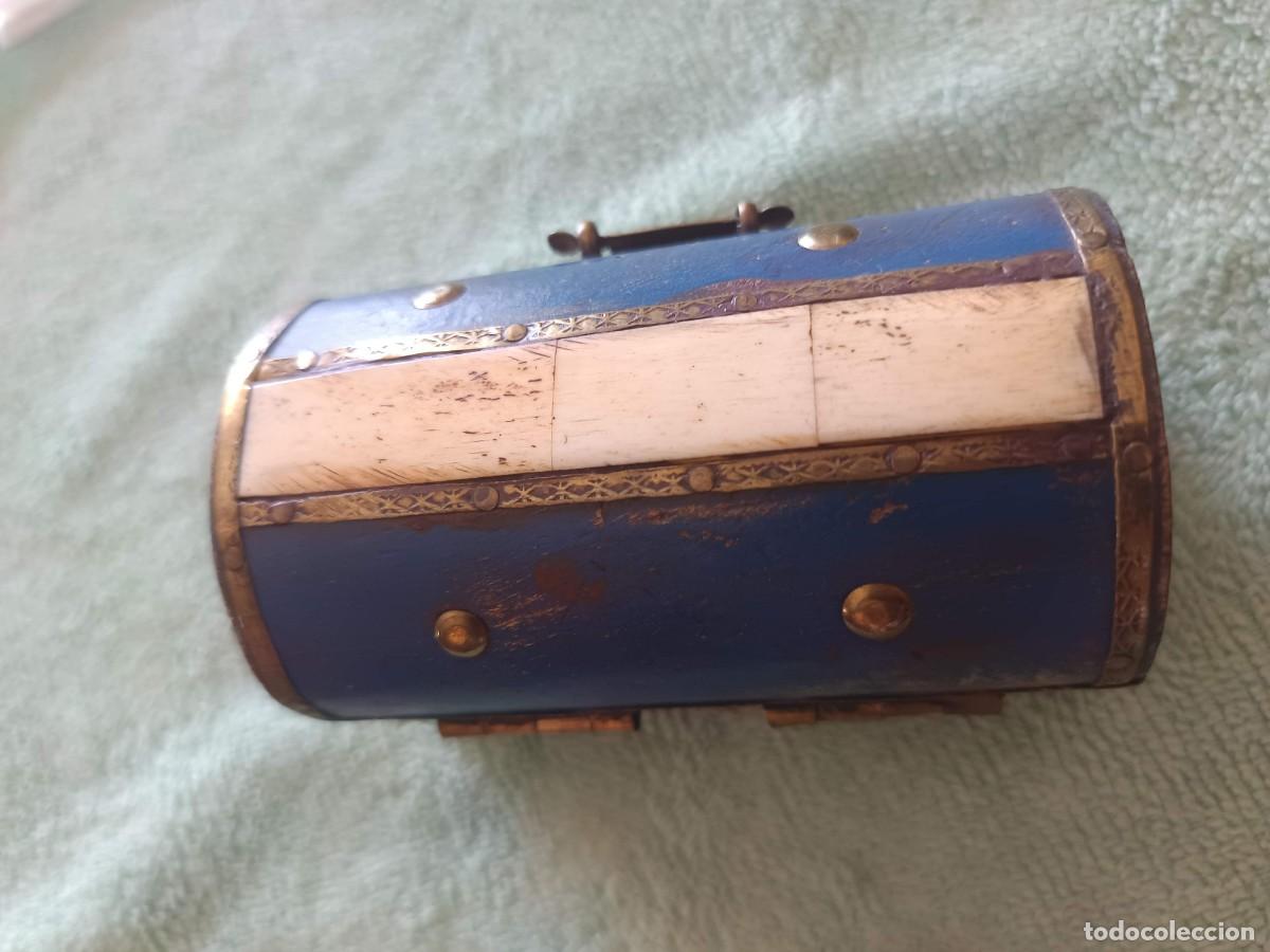 Antig&uuml;edades: Peque&ntilde;o joyero o cofre en forma de ba&uacute;l de madera con detalles y herrajes met&aacute;licos decorativos