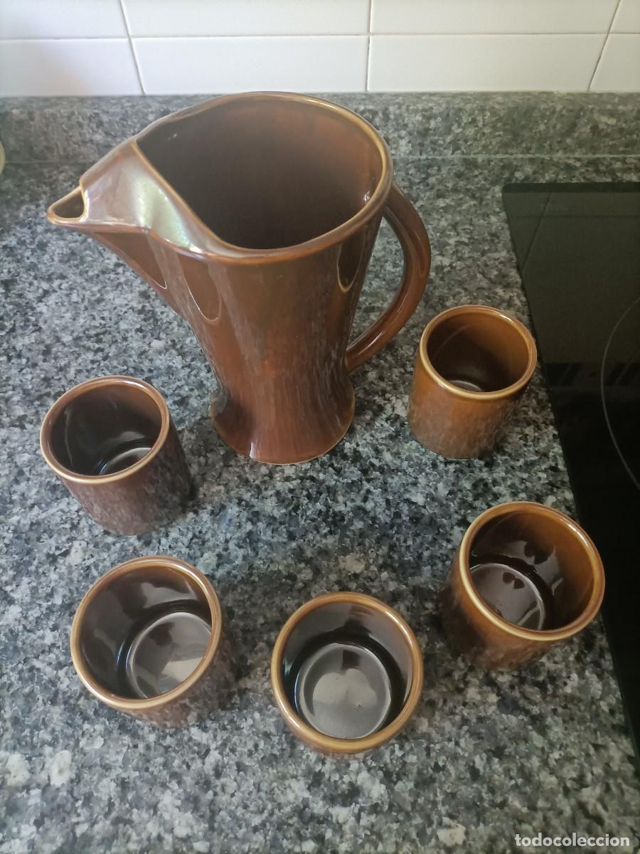 Antig&uuml;edades: ANT&Iacute;GUO JUEGO DE CERAMICA JARRA DE 1,5 L. Y 5 CUBILETES DE 250C. EST&Aacute; NUEVO.