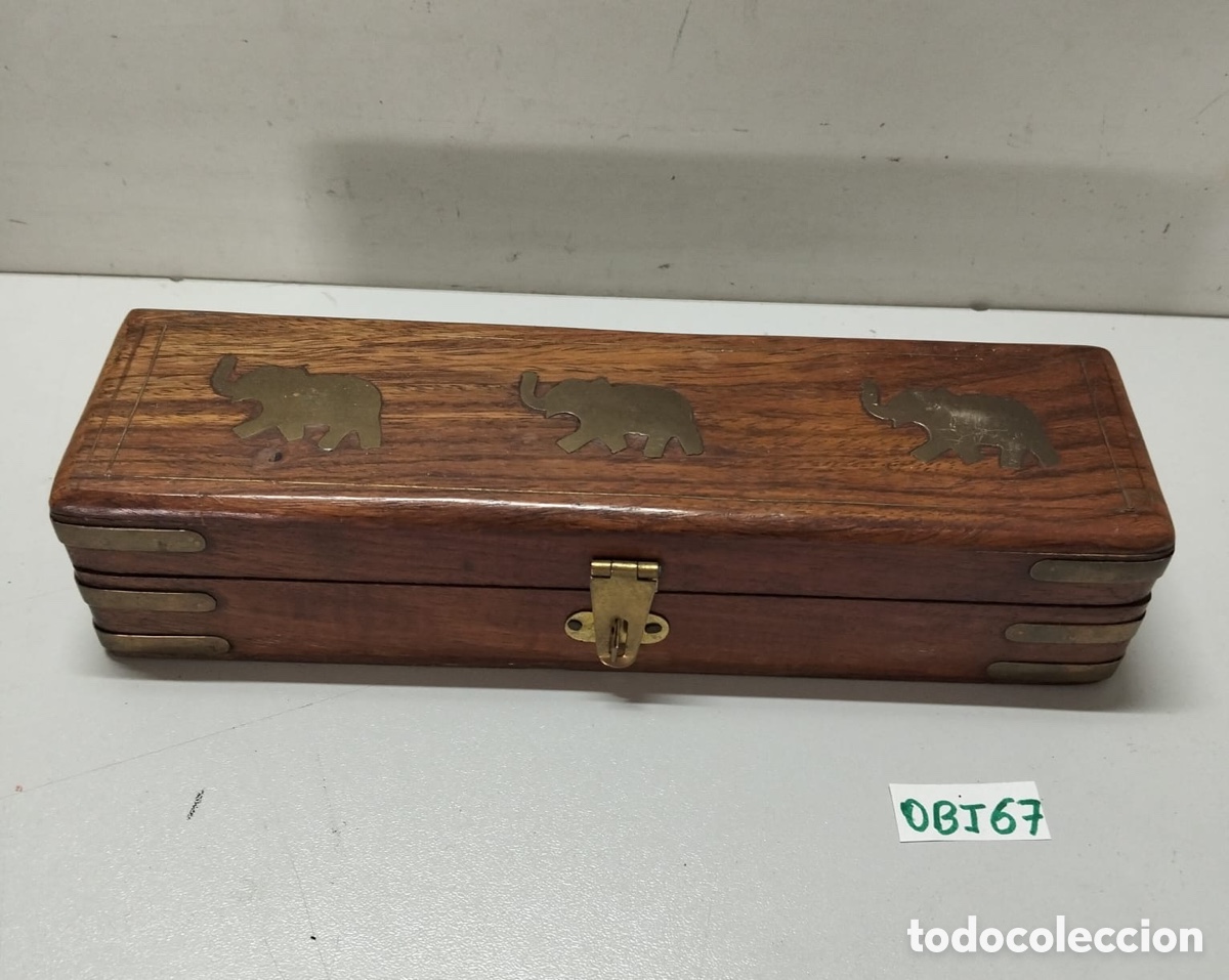 Antig&uuml;edades: IA Esta caja alargada de madera con herrajes de lat&oacute;n