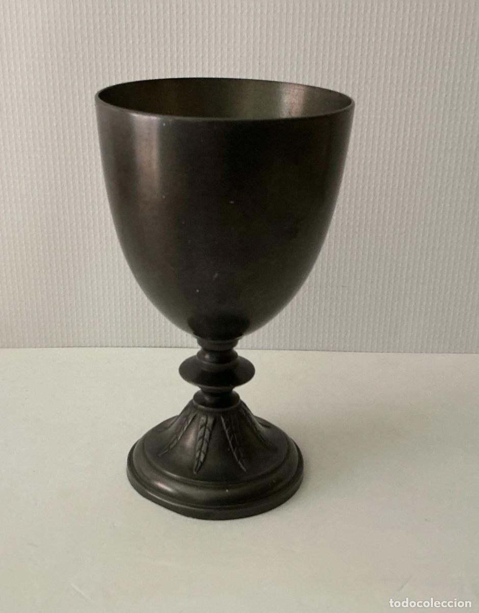Antig&uuml;edades: Copa / C&aacute;liz Neocl&aacute;sico de Peltre Franc&eacute;s (&Eacute;tain) con Punz&oacute;n. Francia, mediados siglo XX