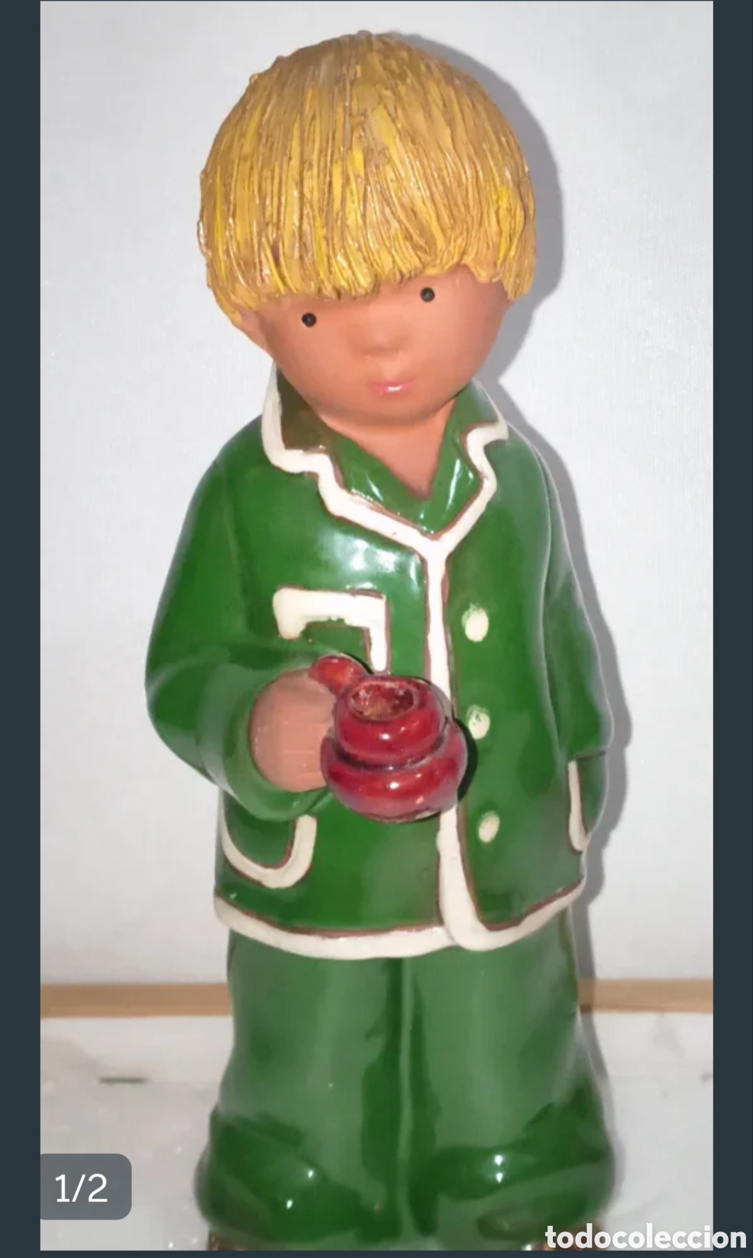 Antig&uuml;edades: Figura ni&ntilde;o pijama verde taza roja