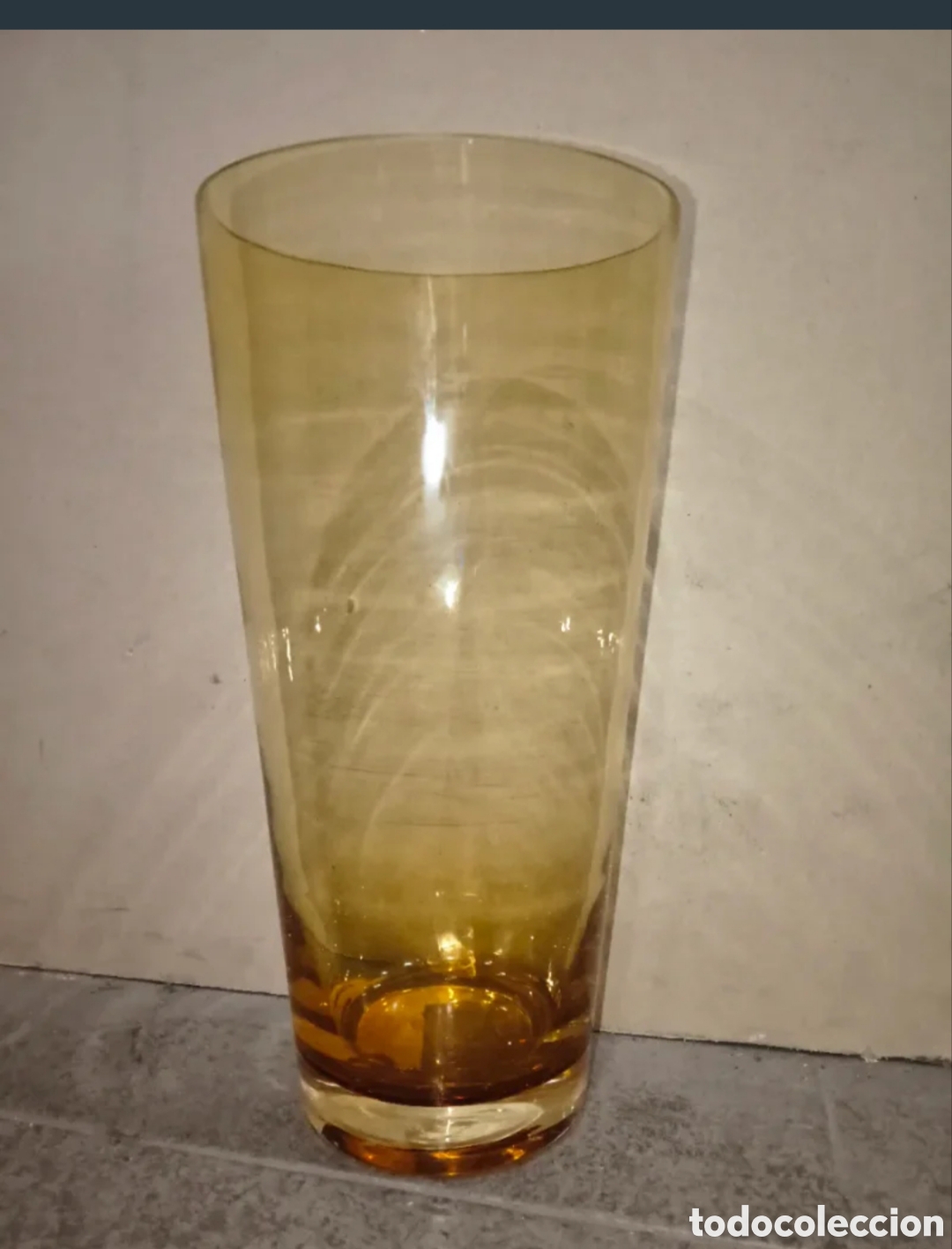 Antig&uuml;edades: Florero de cristal &aacute;mbar alto