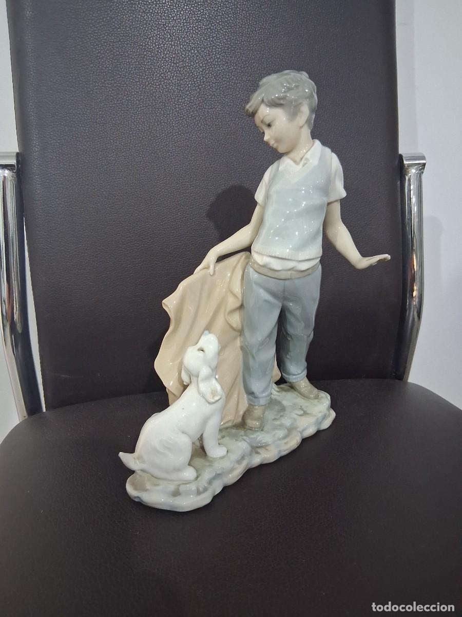Antig&uuml;edades: Figura de porcelana NAO Lladro ni&ntilde;o jugando toreando con perro torero capote