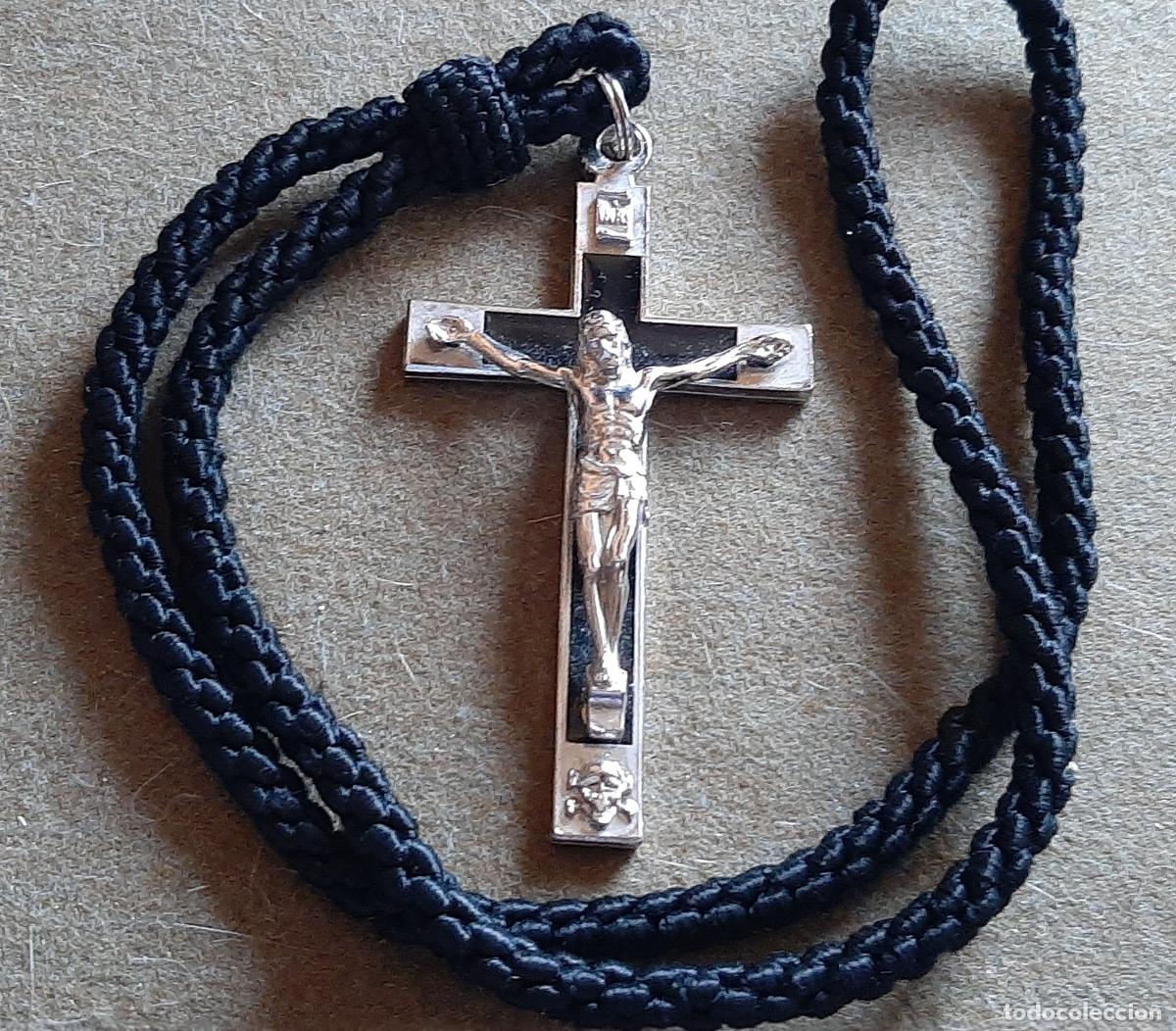 Antig&uuml;edades: PRECIOSO CRUCIFIJO CON CORDON NEGRO - ESMALTADO.