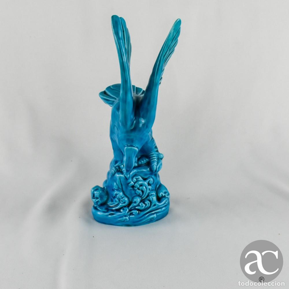 Antig&uuml;edades: Figura de ave de rapina em porcelana da China, de cor azul-turquesa