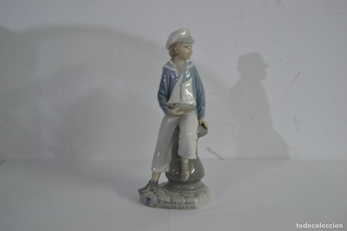 Antig&uuml;edades: Figura Porcelana de Lladro - Ni&ntilde;o con Barco/ Yate - IV Trofeo 2&ordm; Dobles Damas - Tenis ? Altura 24 cm