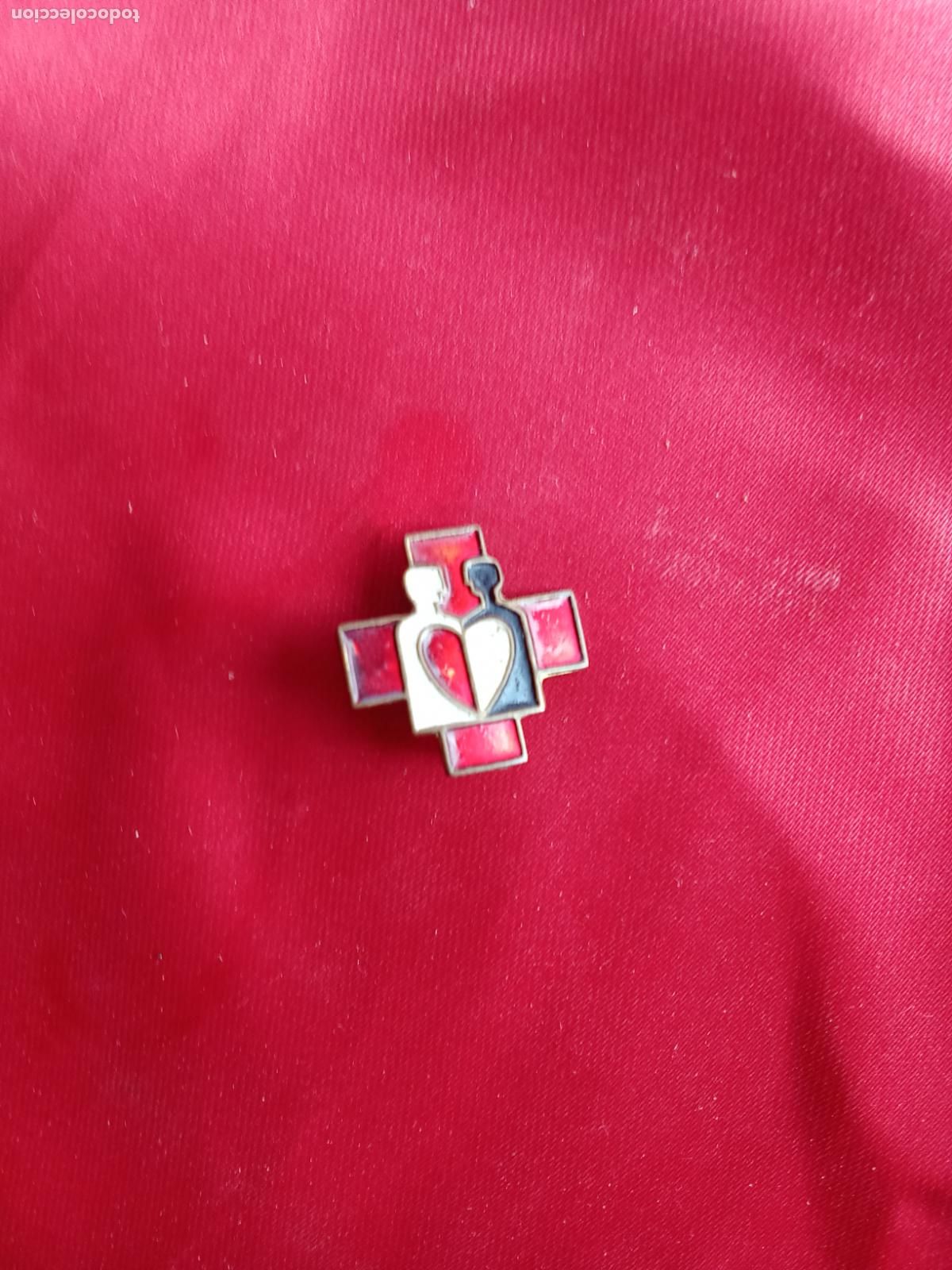 Antig&uuml;edades: Pin insignia donantes de sangre. Caja Rosarios
