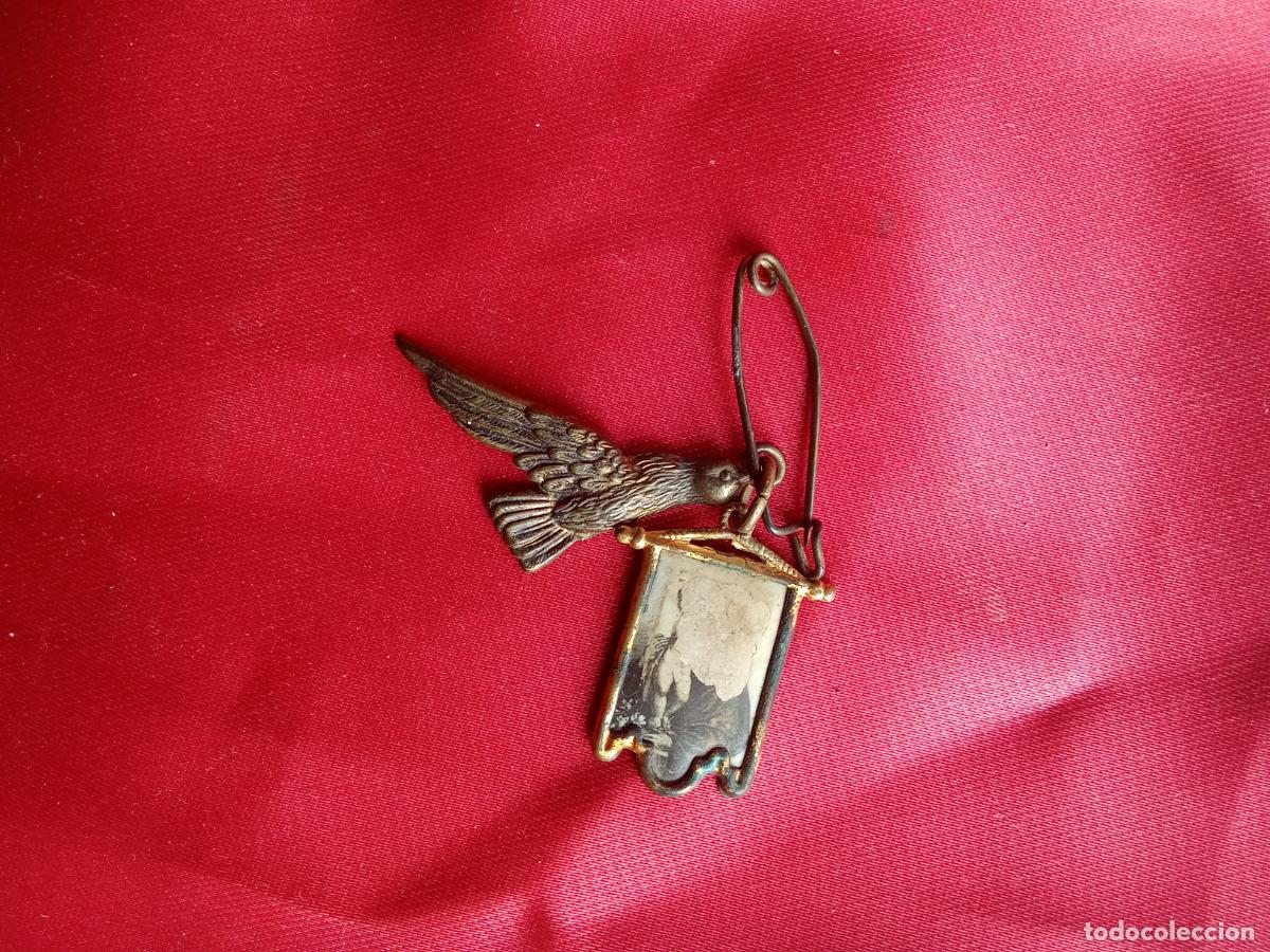 Antig&uuml;edades: Broche antiguo cobre, p&aacute;jaro y escapulario reliogoso. Caja Rosario
