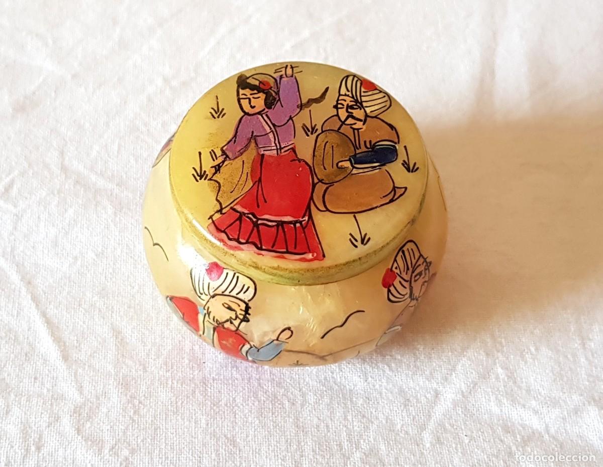 Antig&uuml;edades: Caja de joyer&iacute;a redonda de alabastro de la URSS con tapa vintage