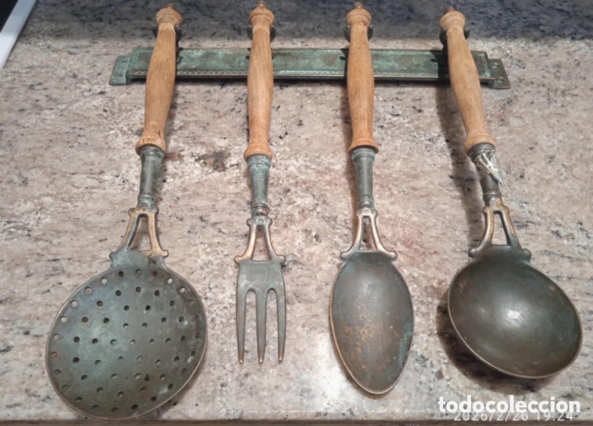 Antig&uuml;edades: Utensilios de cocina de lat&oacute;n y madera