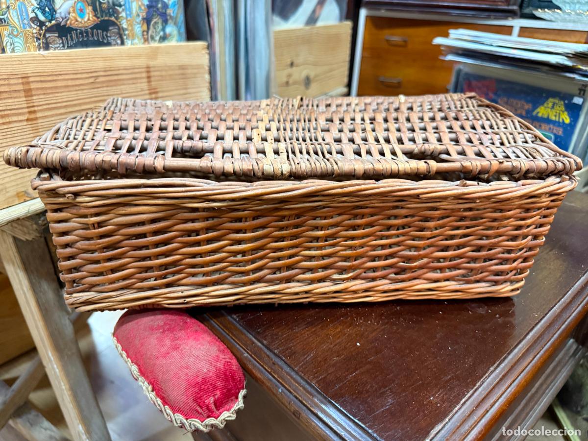 Antig&uuml;edades: ANTIGUA CESTA DE MIMBRE REALIZADA A MANO CON MEDIDAS 39X21X12 CM
