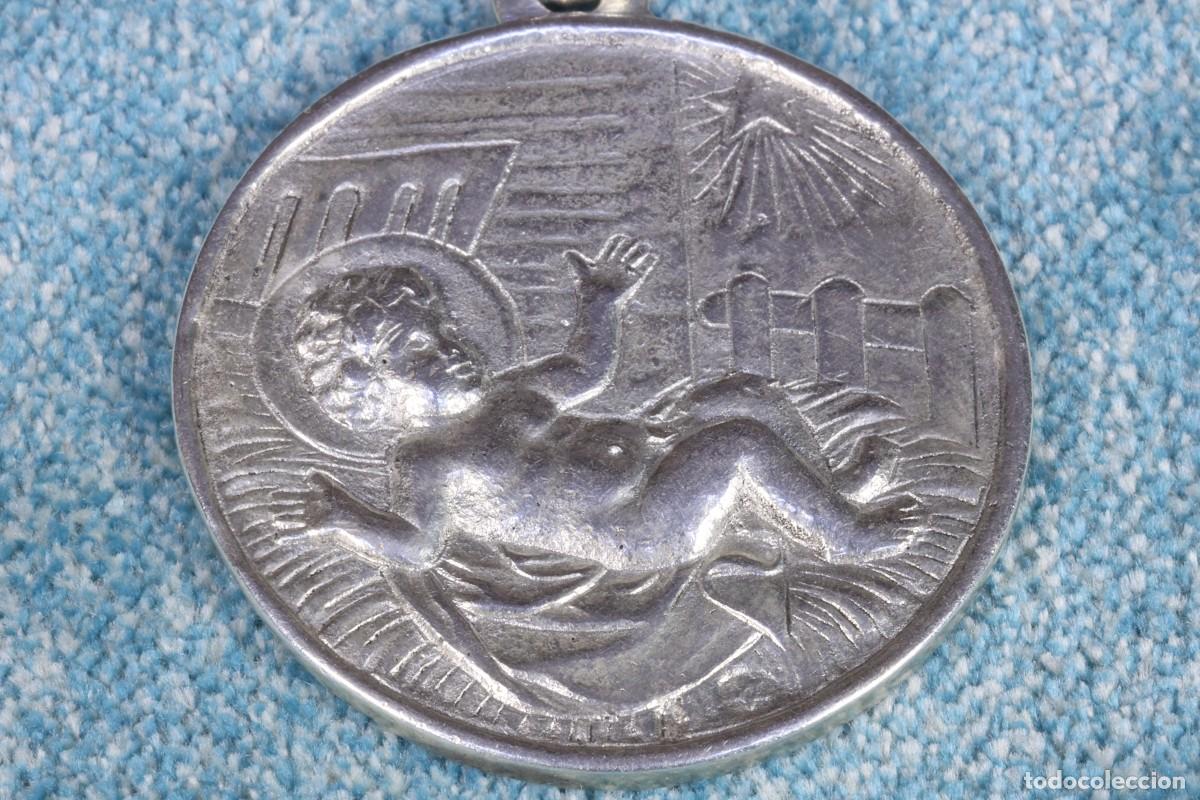 Antig&uuml;edades: Medalla ni&ntilde;o Jes&uacute;s en el pesebre. Grande. Plata. Medal of the Christ Child in the Manger. Silver