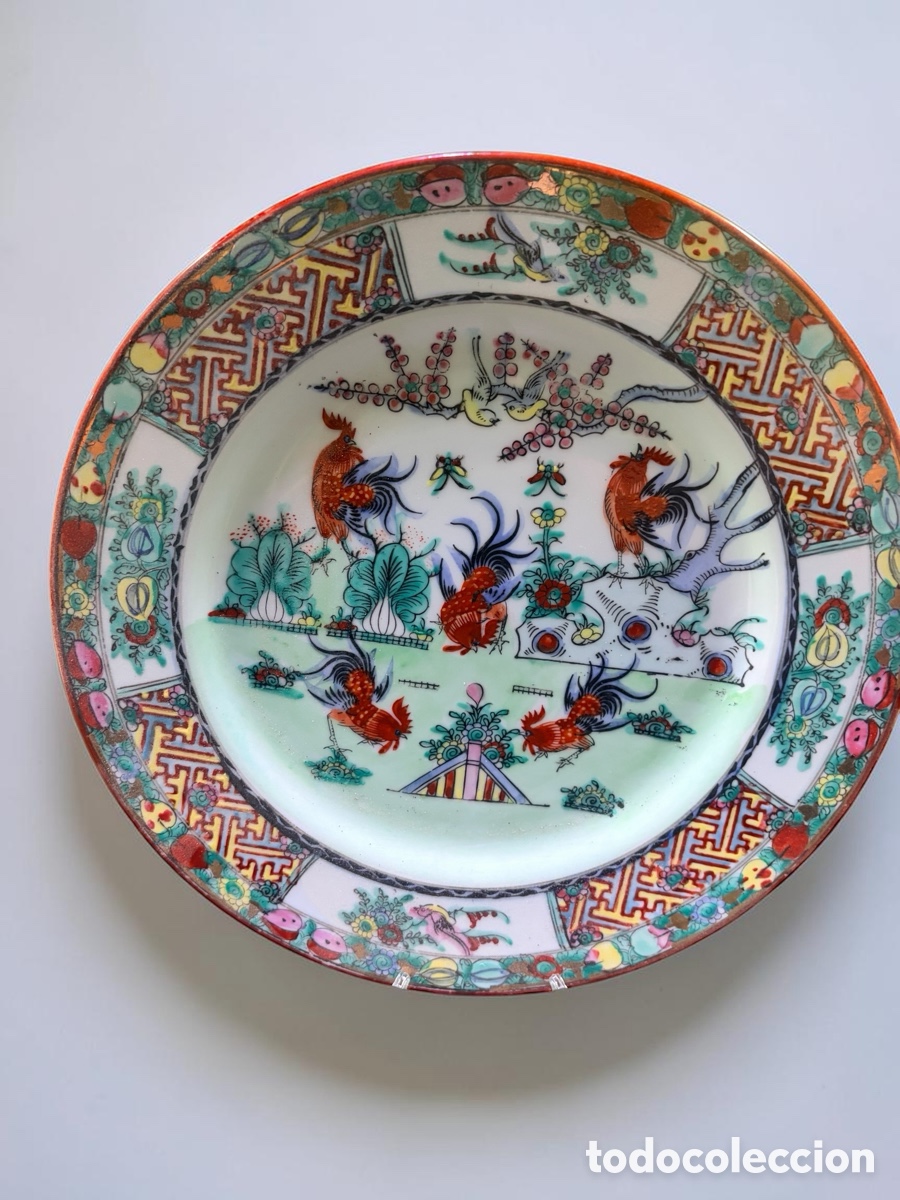 Antig&uuml;edades: Plato de porcelana de Macao &ldquo;Gallos rojos&rdquo;