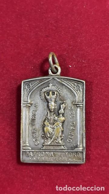 Antig&uuml;edades: Medalla Virgen del Canto Toro, R/ sagrado coraz&oacute;n de Jes&uacute;s principios siglo XX 3,7x2,5, 17 grs