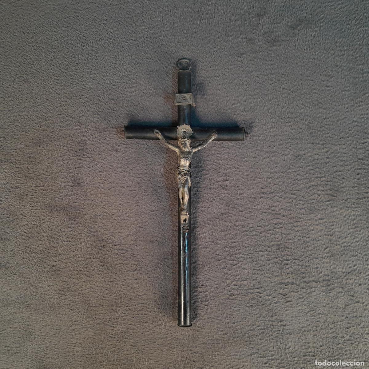 Antiguidades: ANTIGUO CRUCIFIJO DE METAL CON CRUZ CIL&Iacute;NDRICA DE MADERA. S.XX