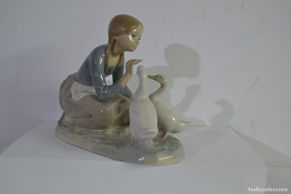 Antig&uuml;edades: Figura de Lladro ni&ntilde;a con patos y canasta de verduras - altura 18 diametro base 21 cm