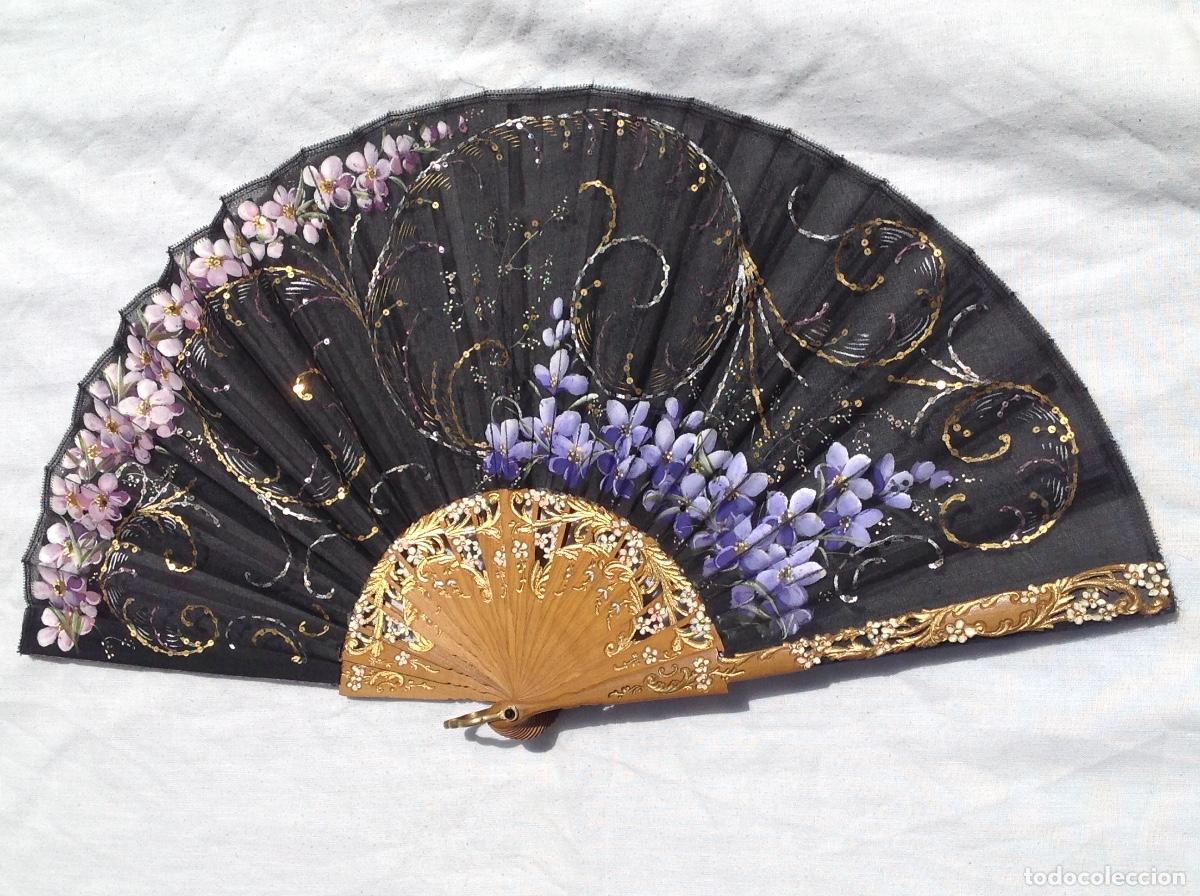 Antig&uuml;edades: Abanico con varillaje de madera y pa&iacute;s de tela pintada a mano