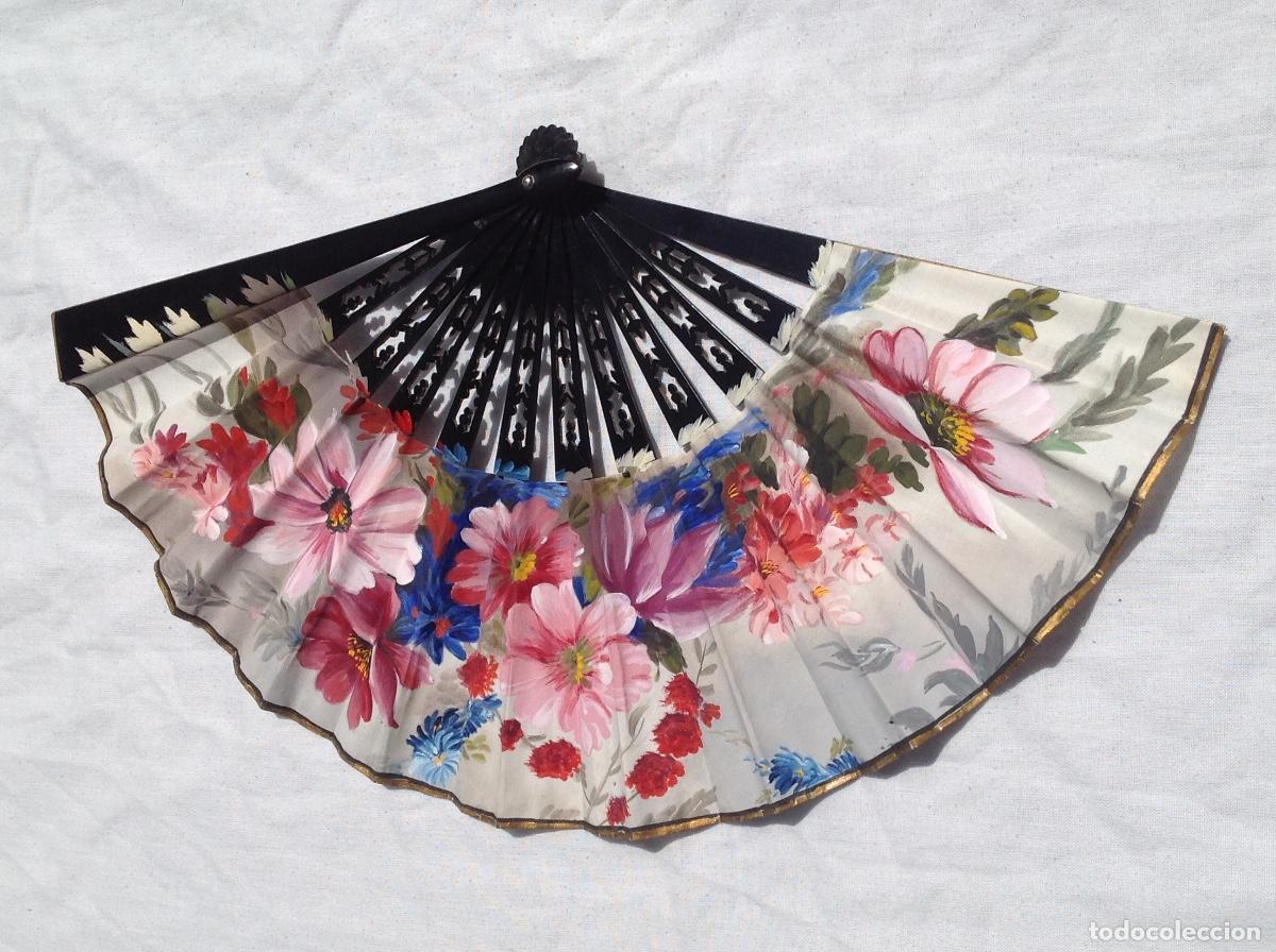 Antig&uuml;edades: Abanico con varillaje de madera negra y pis de tela pintada con flores