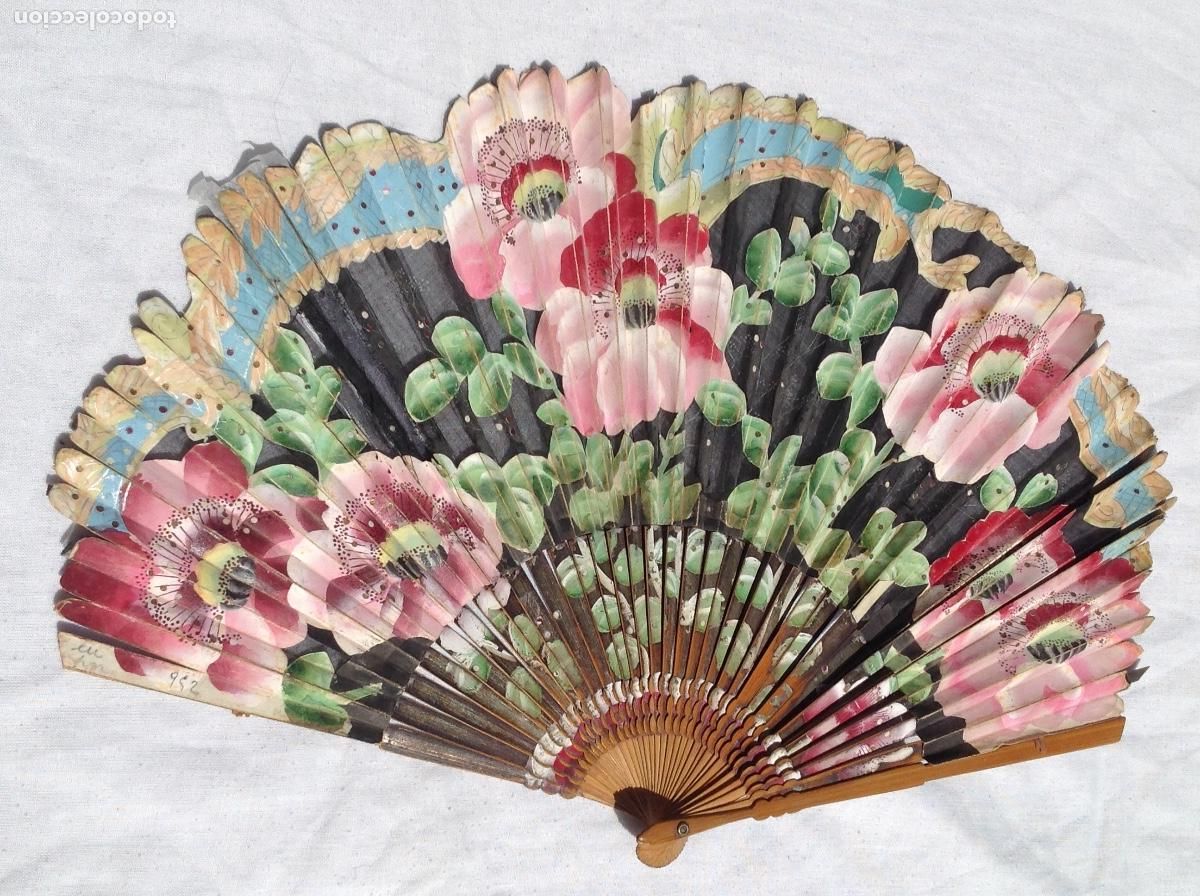 Antig&uuml;edades: Abanico con varillaje de madera y pa&iacute;s de papel pintado con flores y borde recortado