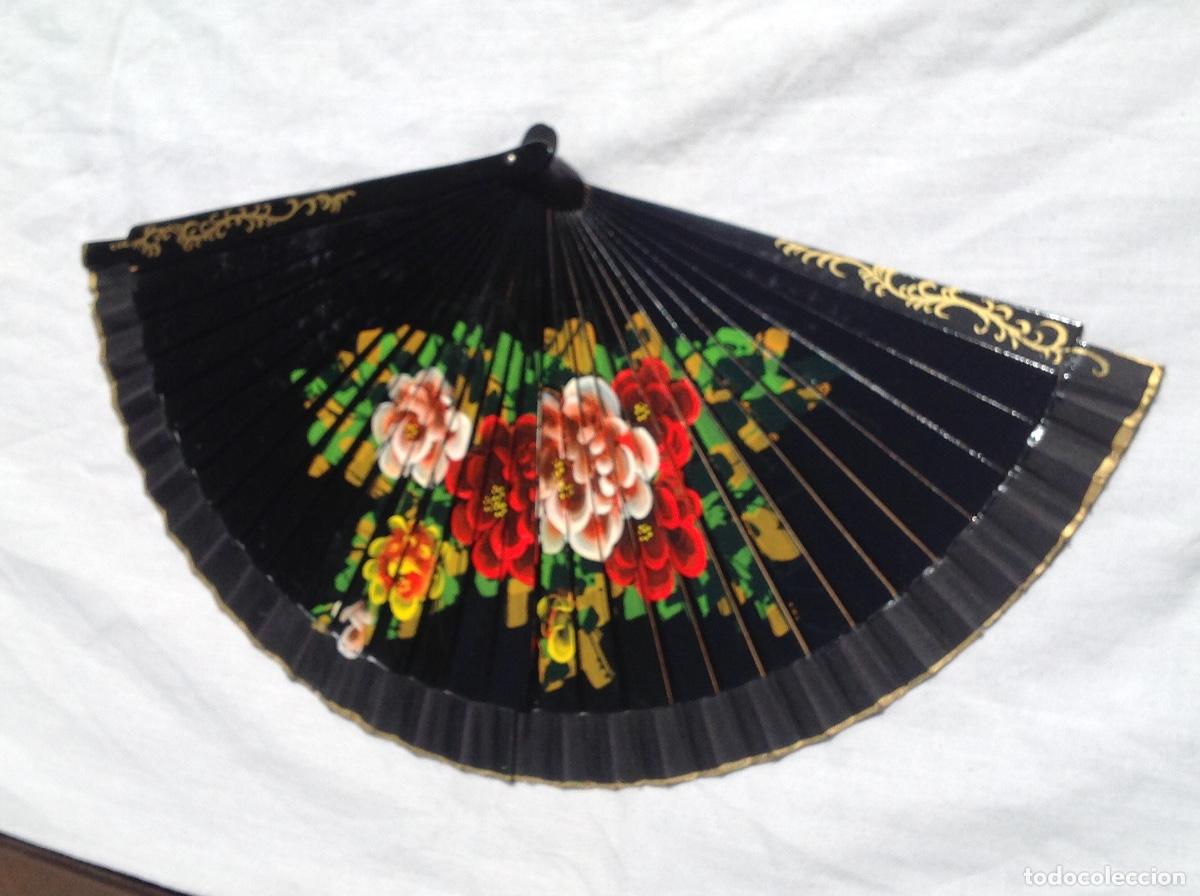 Antig&uuml;edades: Abanico con pa&iacute;s de madera de fondo negro y flores pintadas