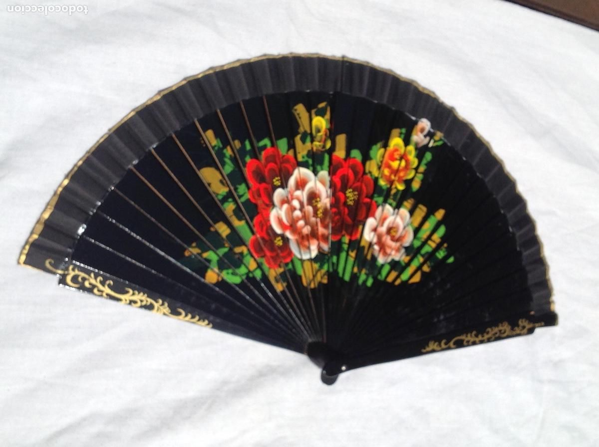 Antig&uuml;edades: Abanico con pa&iacute;s de madera de fondo negro y flores pintadas