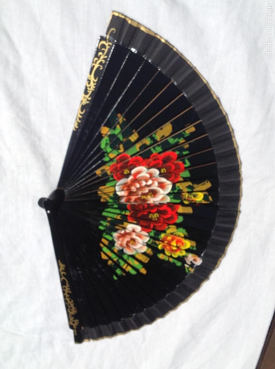 Antig&uuml;edades: Abanico con pa&iacute;s de madera de fondo negro y flores pintadas