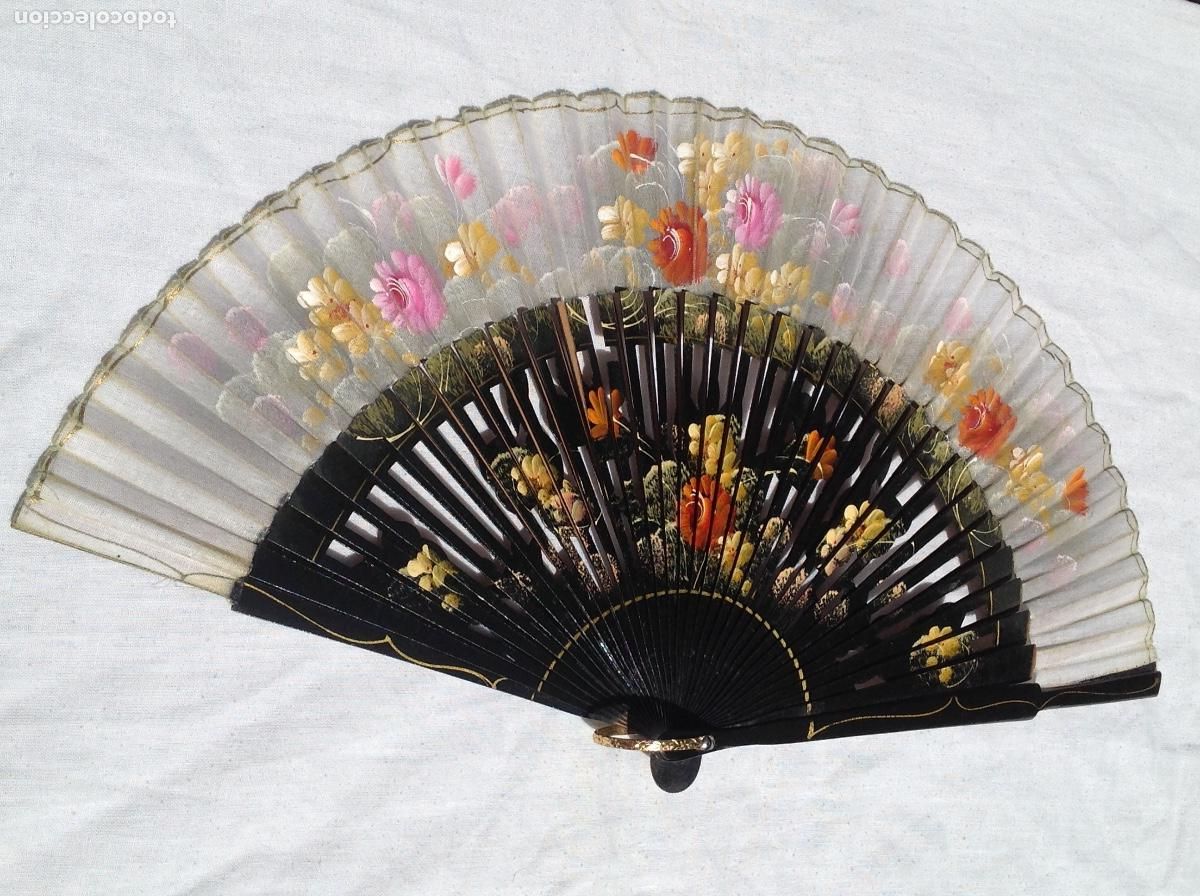 Antig&uuml;edades: Abanico con pa&iacute;s de madera calada y pintada con pa&iacute;s de tela pintada con flores