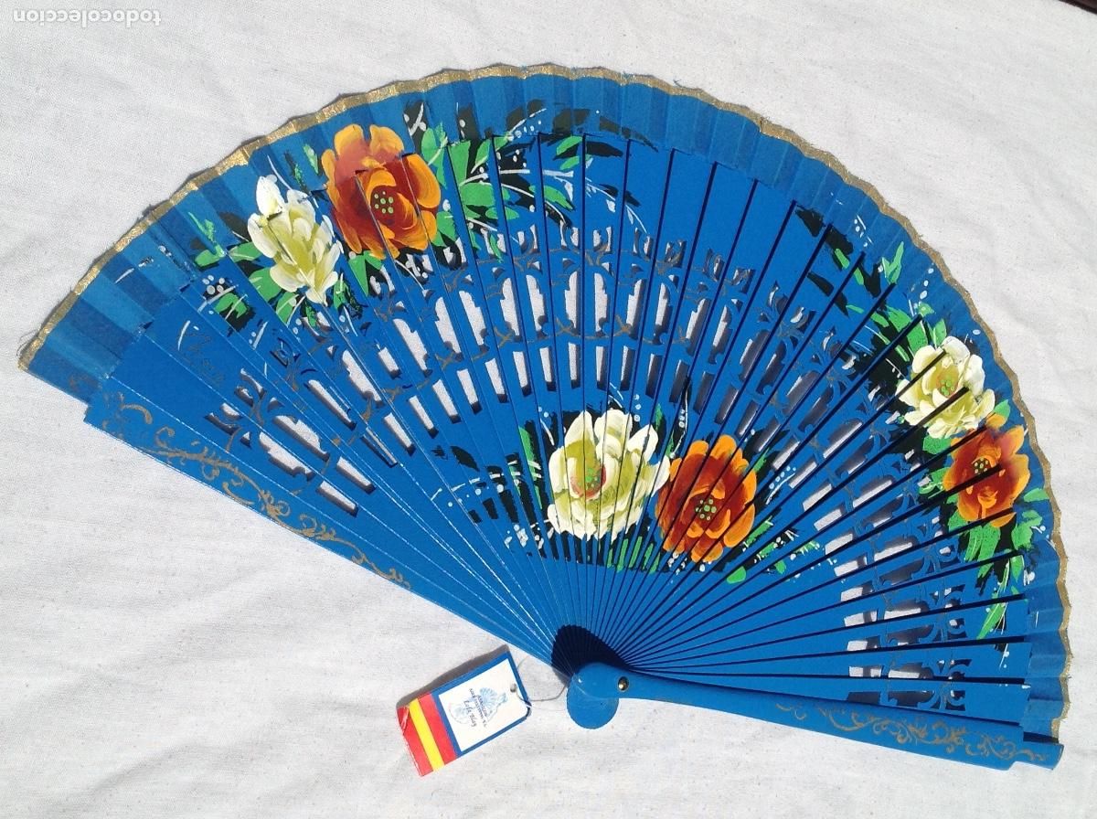 Antig&uuml;edades: Abanico con pa&iacute;s de madera pintada en azul con decoraci&oacute;n de flores. Firmado