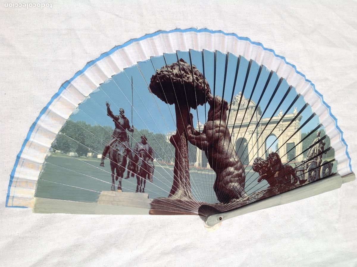 Antig&uuml;edades: Abanico con varillaje de maderay motivos estampados de monumentos de Madrid