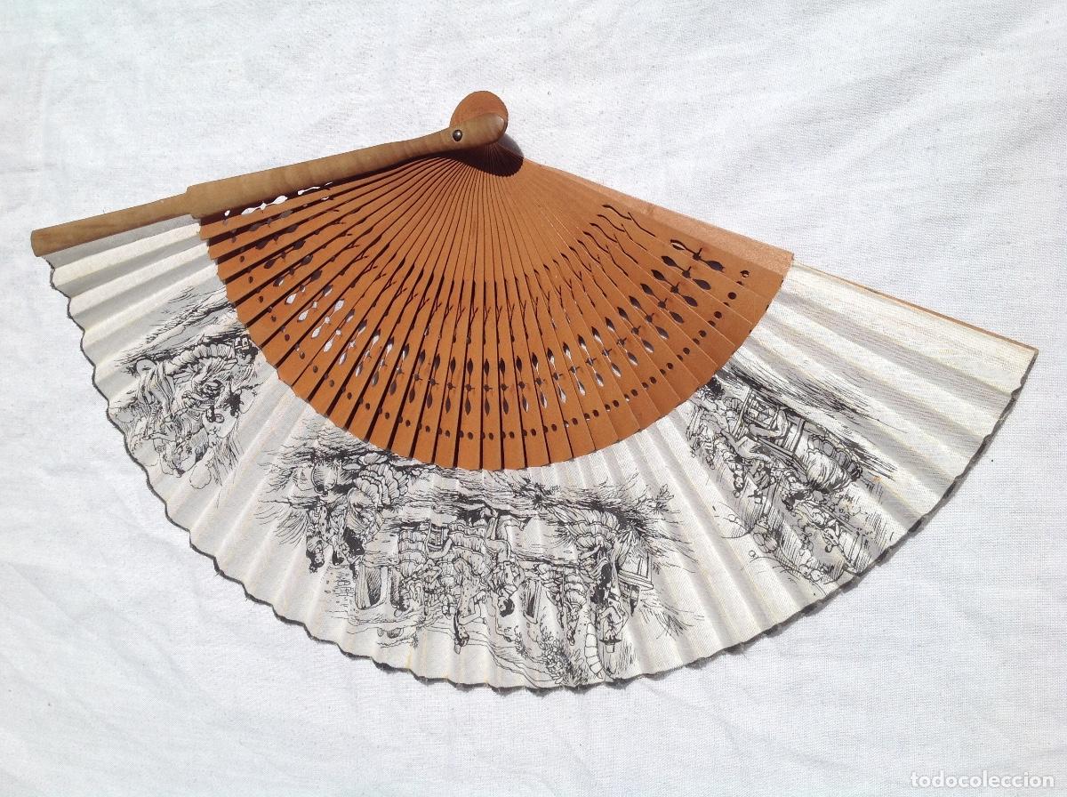 Antig&uuml;edades: Abanico con varillaje de madera y pa&iacute;s de tela estampada con motivos andaluces